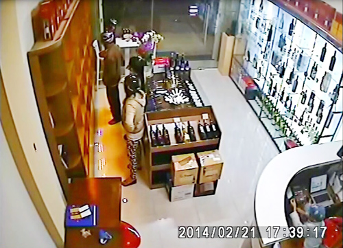 Bắt được tòng phạm trộm cắp cửa hàng từ camera quan sát 