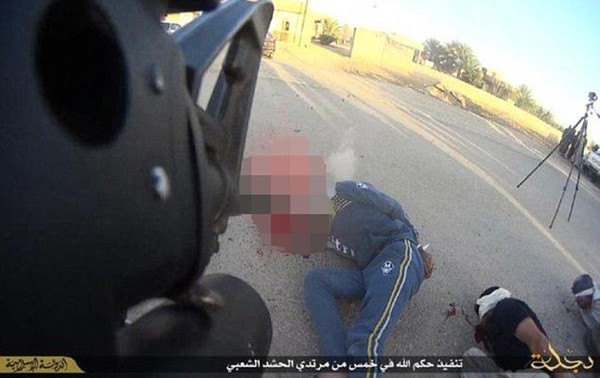 Chiến binh IS gắn camera quan sát vào đầu súng quay cảnh hành quyết