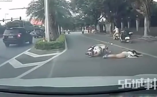 Camera quan sát ghi hình cô gái bị giật túi xách trên đường