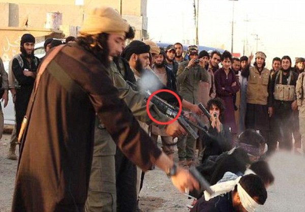 Chiến binh IS gắn camera quan sát vào đầu súng quay cảnh hành quyết